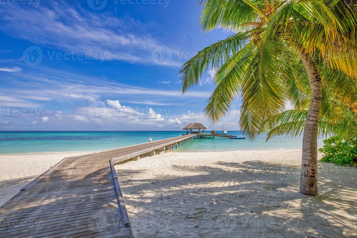 idilliaco tropicale spiaggia paesaggio per sfondo o sfondo. di legno molo, Paradiso isola, estate vacanza paesaggio vacanza destinazione concetto. esotico isola, rilassante Visualizza. Paradiso mare laguna foto