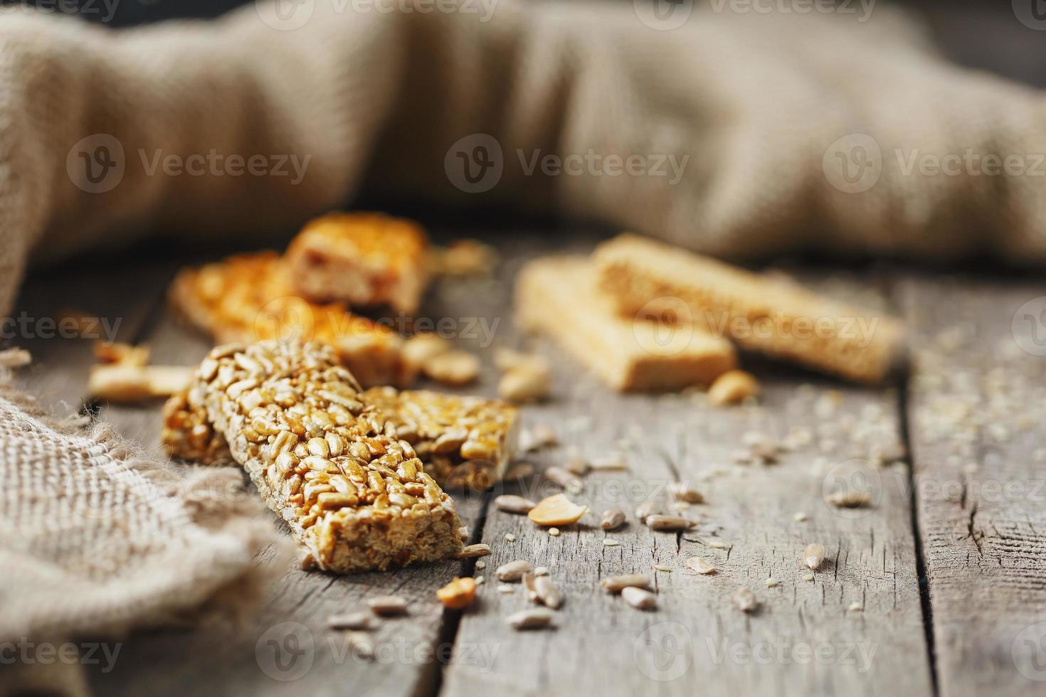 assortito kozinaki, su vecchio Vintage ▾ sfondo, con tela ruvida tessuto. nazione stile. delizioso dolci a partire dal il semi di girasole, sesamo e arachidi, coperto con brillante Smalto. foto