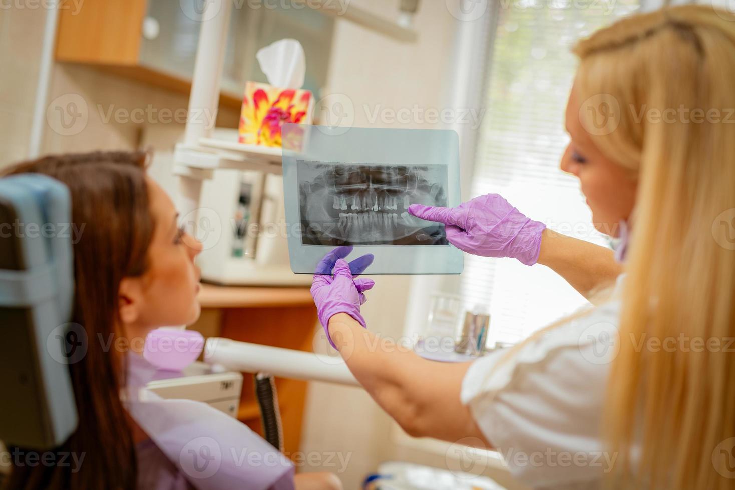 dentista guardare raggi X Immagine foto
