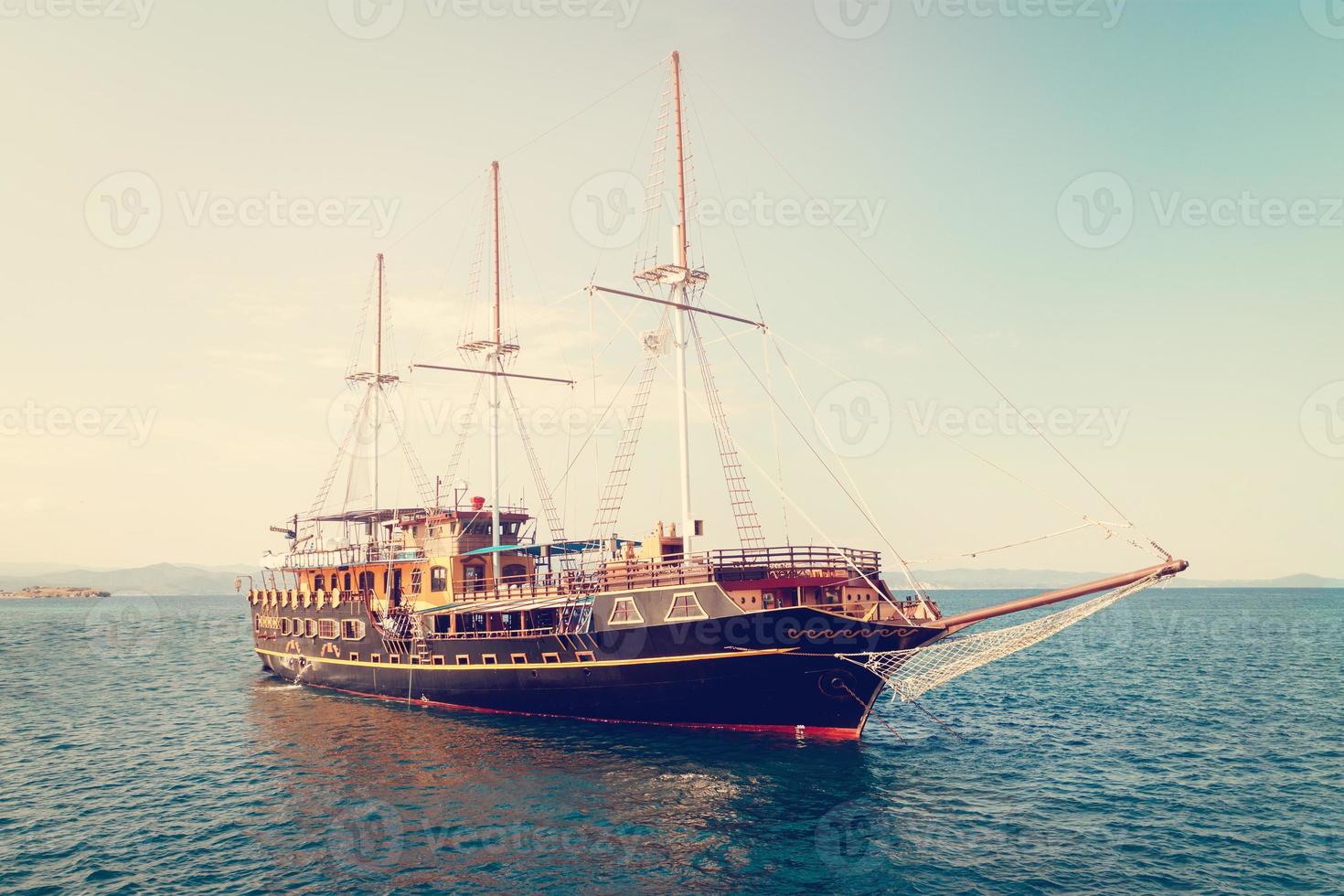 barca a vela su acqua foto