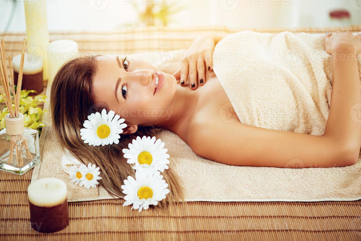 carino ragazza nel il terme centro foto