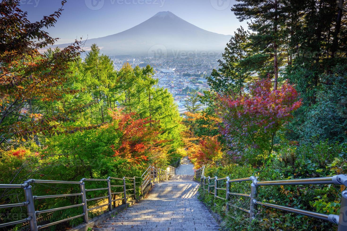 scala per il monte fuji fujiyoshida, giappone in una giornata autunnale foto