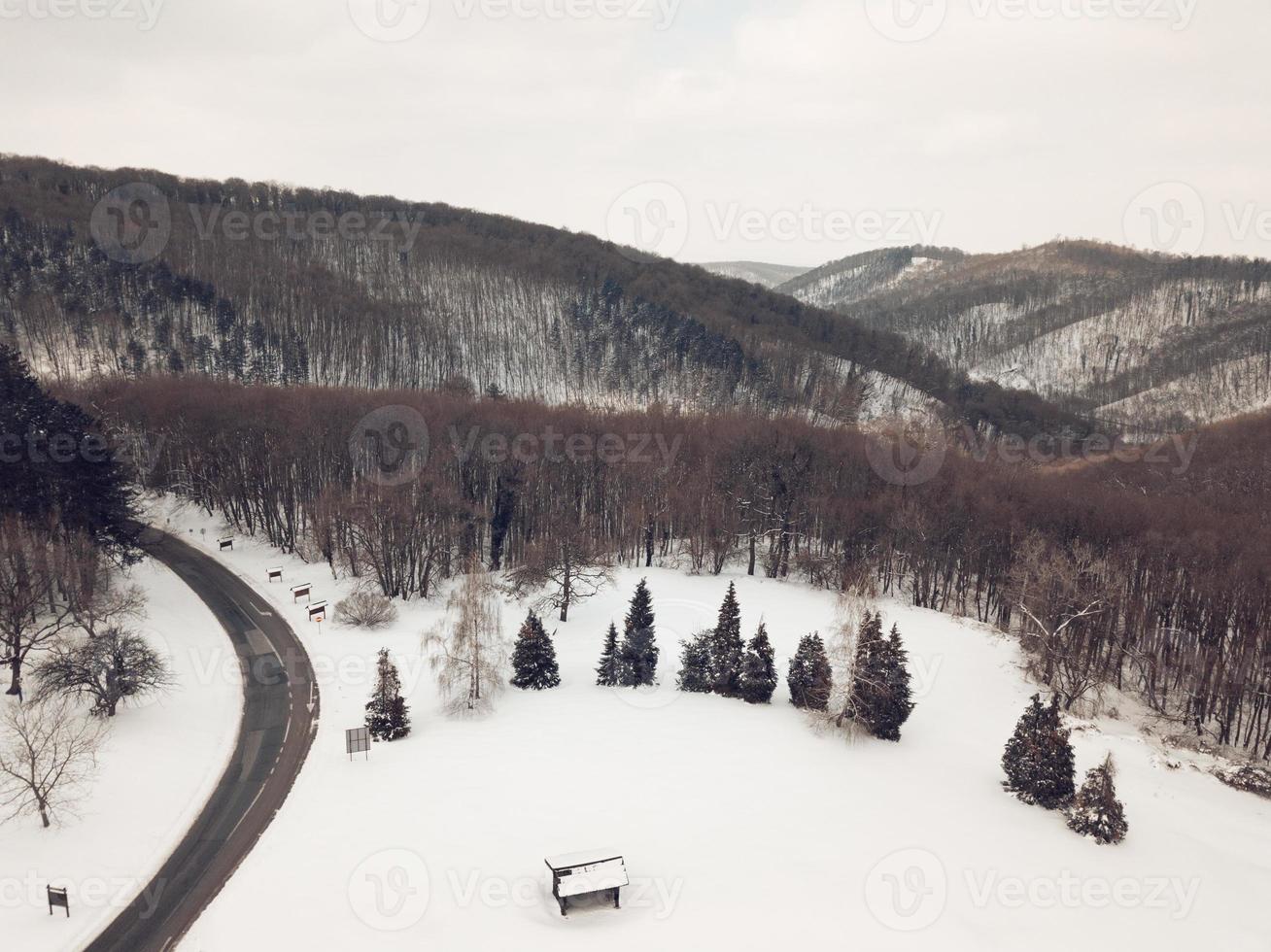 montagna sotto il neve foto