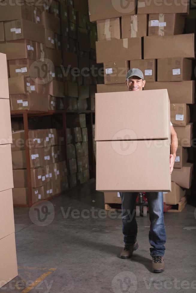 lavoratore con scatole in magazzino foto