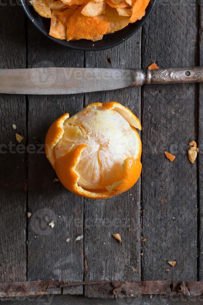 arancione sul vecchio tavolo di legno foto