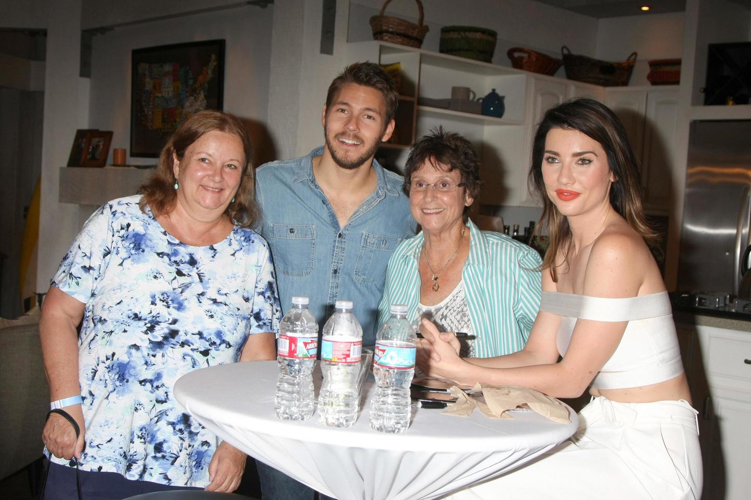 los angeles, ago 14 - Scott Clifton, fan, jacqueline macine legna a il grassetto e bellissimo fan evento Venerdì a il cbs televisione città su agosto 14, 2015 nel los angeles, circa foto