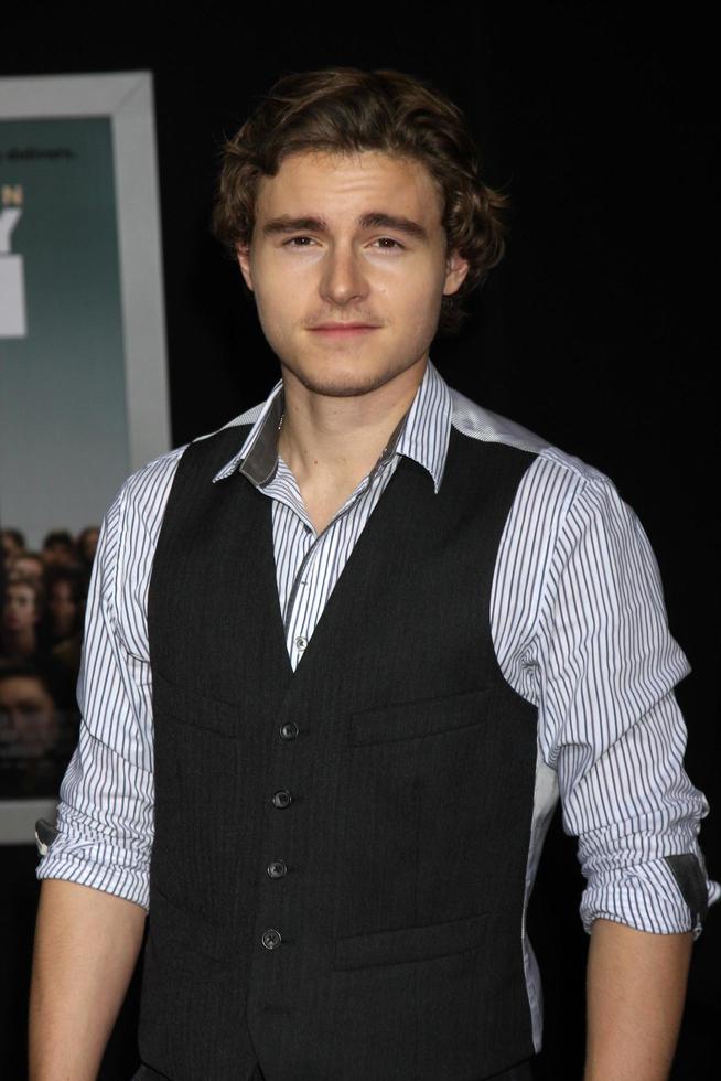 los angeles, nov 3 - callan mcauliffe a il consegna uomo mondo prima a EL capitano Teatro su novembre 3, 2013 nel los angeles, circa foto