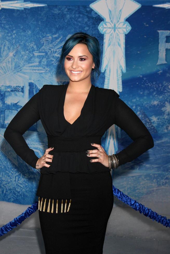 los angeles, nov 19 - demi lovato a il congelato mondo prima a EL capitano Teatro su novembre 19, 2013 nel los angeles, circa foto