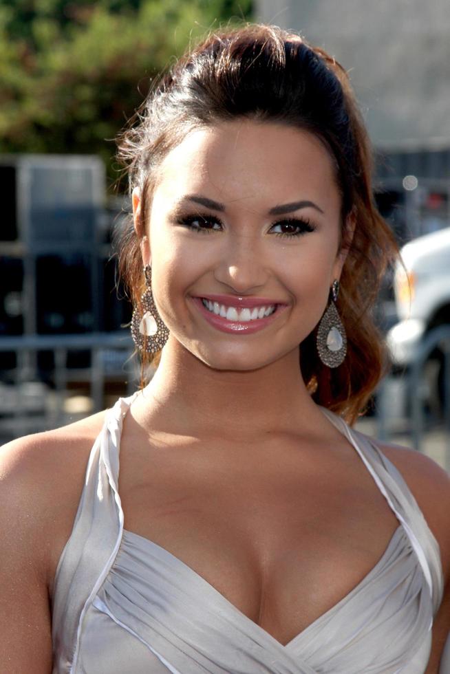 los angeles, ago 14 - demi lovato in arrivo a il 2011 vh1 fare qualcosa premi a hollywood palladio su agosto 14, 2011 nel los angeles, circa foto