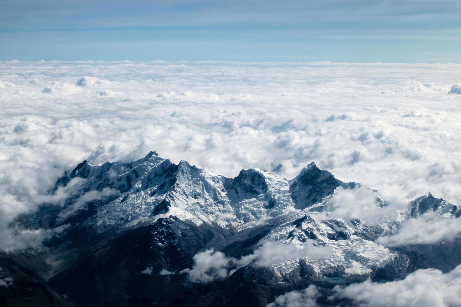 fotografia aerea di montagna innevata nelle ande foto