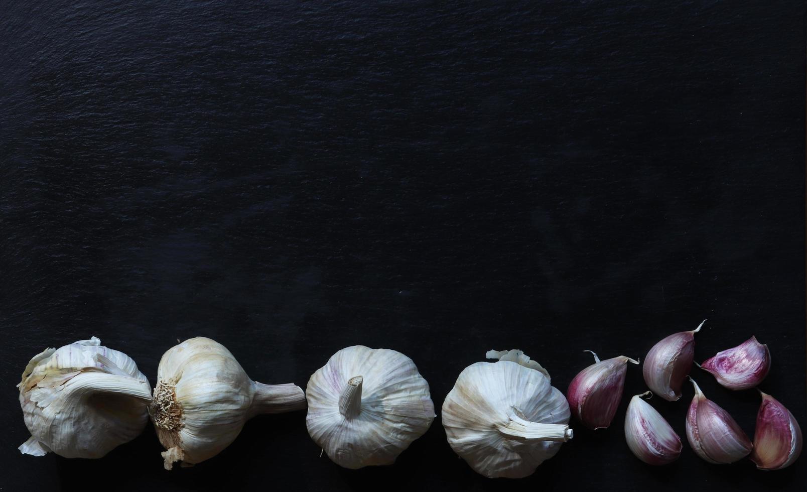 teste d'aglio e chiodi di garofano foto