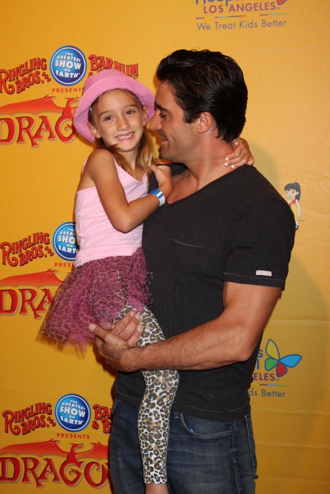 los angeles, luglio 12 - gilles marini e figlia arriva a draghi presentata di squillare fratelli e barno e bailey circo a graffette centro su luglio 12, 2012 nel los angeles, circa foto