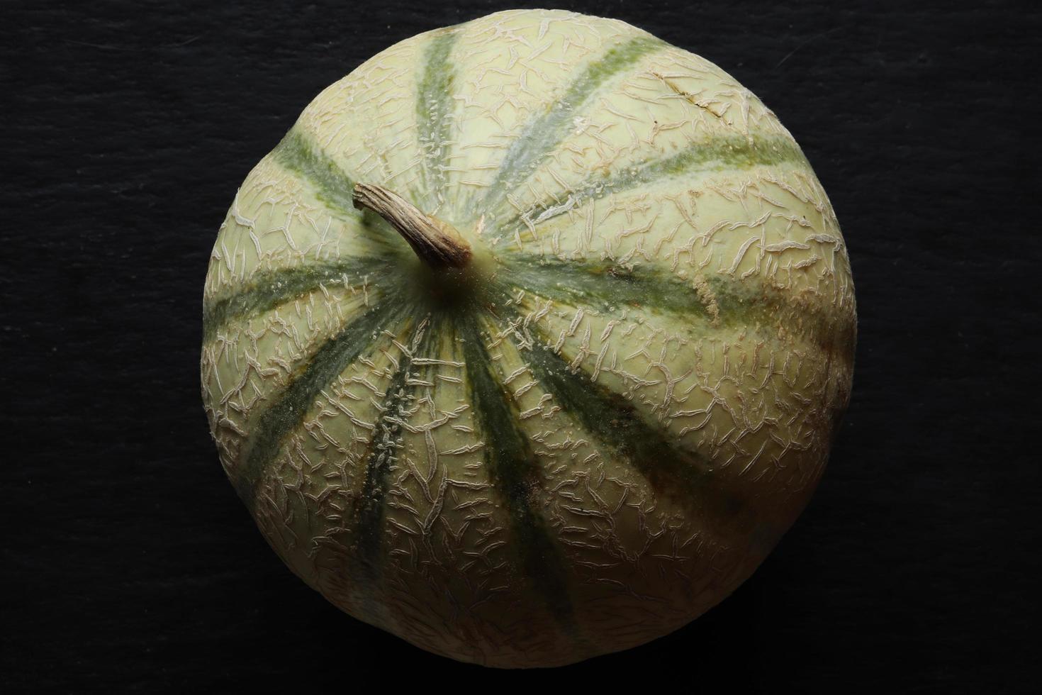 tutto il melone su sfondo di ardesia foto