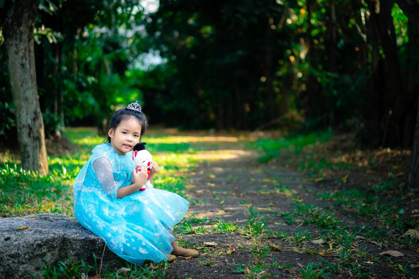 ritratto di carina bambina sorridente in costume da principessa foto