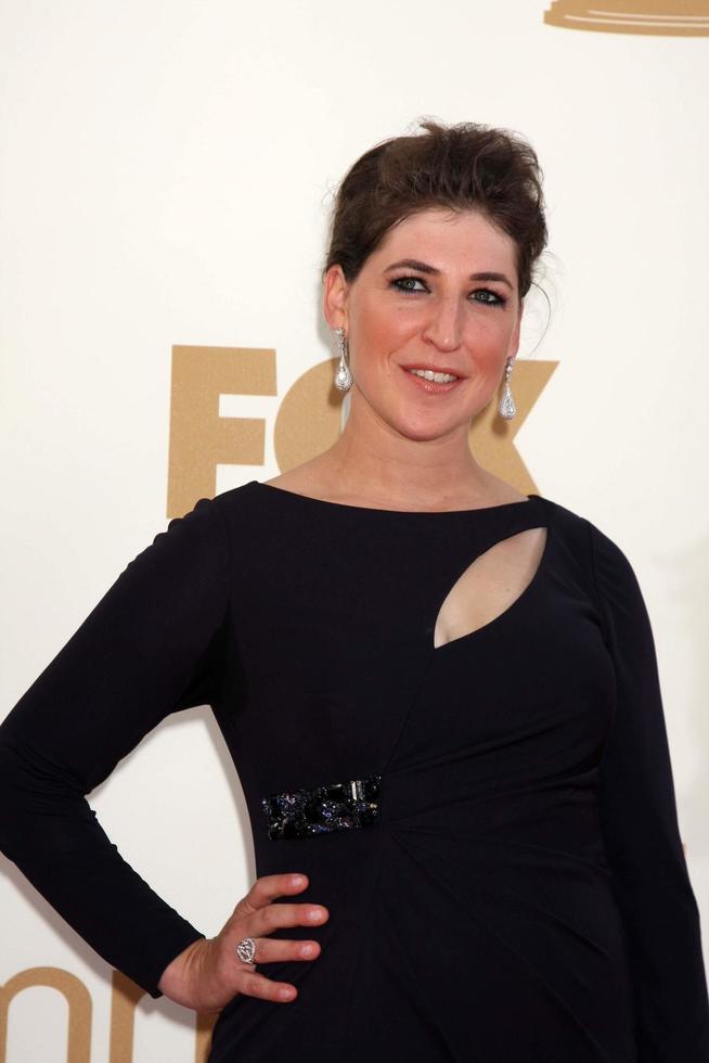 los angeles, sep 18 - mayim bialik in arrivo a il 63a prima serata emmy premi a nokia Teatro su settembre 18, 2011 nel los angeles, circa foto