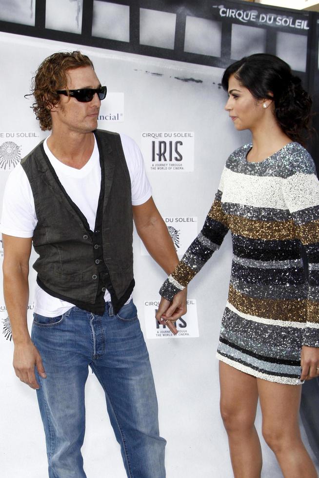 los angeles, settembre 25 - Matteo McConaughey camilla alve in arrivo a il iris, un' viaggio attraverso il mondo di cinema di circo glaciale du soleil prima a kodak Teatro su settembre 25, 2011 nel los angeles, circa foto