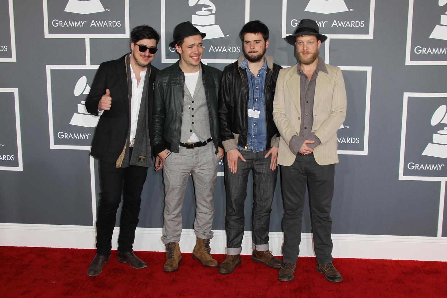 los angeles, feb 10 - mumford e figli maschi arriva a il 55 ° annuale grammy premi a il graffette centro su febbraio 10, 2013 nel los angeles, circa foto