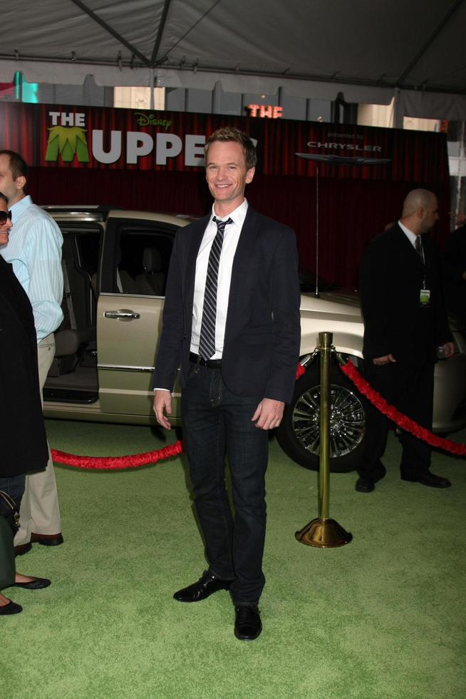 los angeles, nov 12 - neil patrick harris arriva a il muppet mondo prima a EL capitano Teatro su novembre 12, 2011 nel los angeles, circa foto