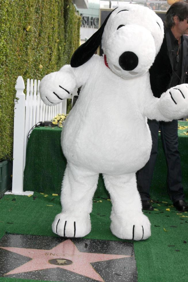 los angeles, nov 2 - snoopy a il snoopy hollywood camminare di fama cerimonia a il hollywood camminare di fama su novembre 2, 2015 nel los angeles, circa foto