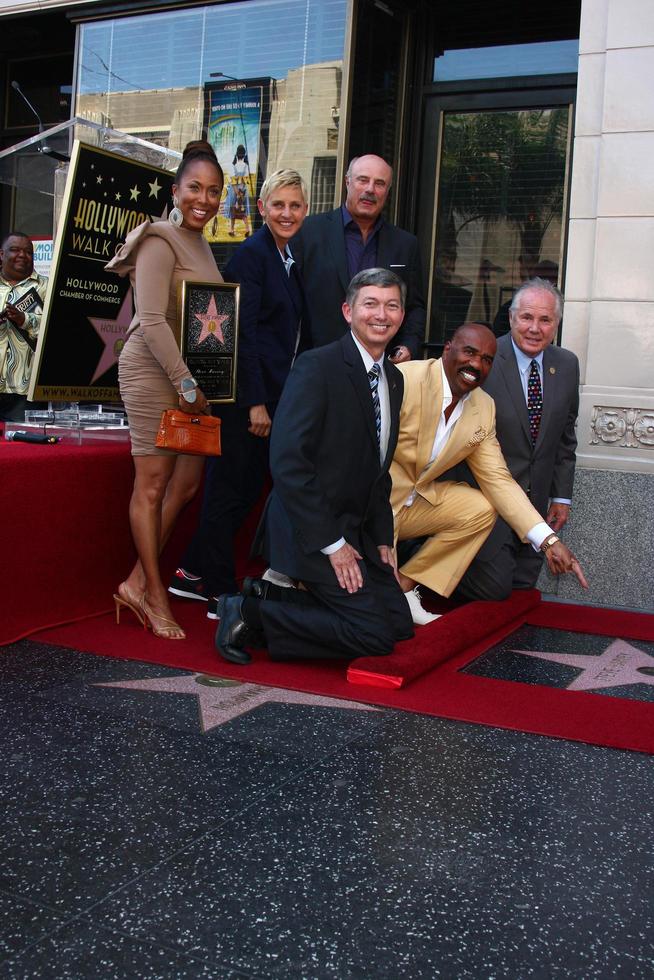 los angeles, Maggio 13 - lr ultima fila marjorie harvey, ellen degenera, dr phil mcgraw lr davanti riga lerone ghiottone, steve harvey, tom lebonge a il steve Harvey hollywood camminare di fama stella cerimonia a il w hollywood Hotel su Maggio 13, 2013 nel los angeles, circa foto