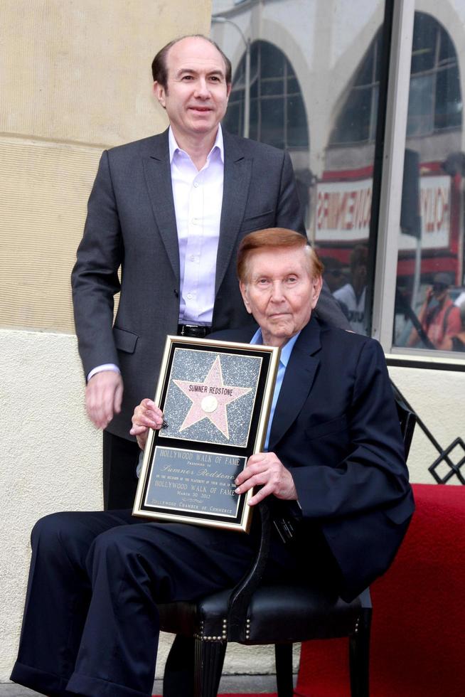 los angeles, feb 13 - filippino dauman, estivo pietra rossa a il estivo pietra rossa stella cerimonia su il hollywood camminare di fama su febbraio 13, 2012 nel los angeles, circa foto