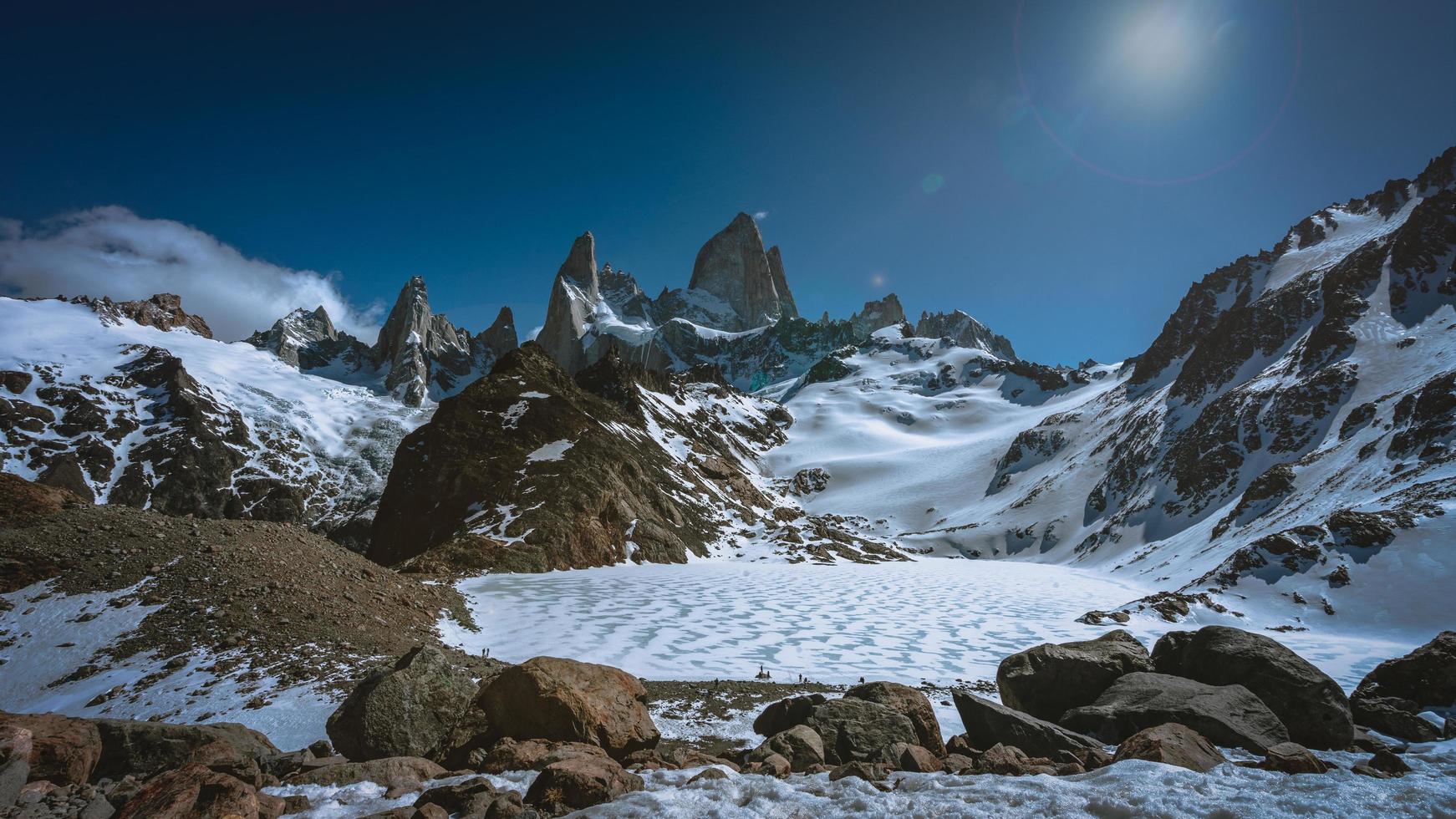 bella scena di montagna innevata foto