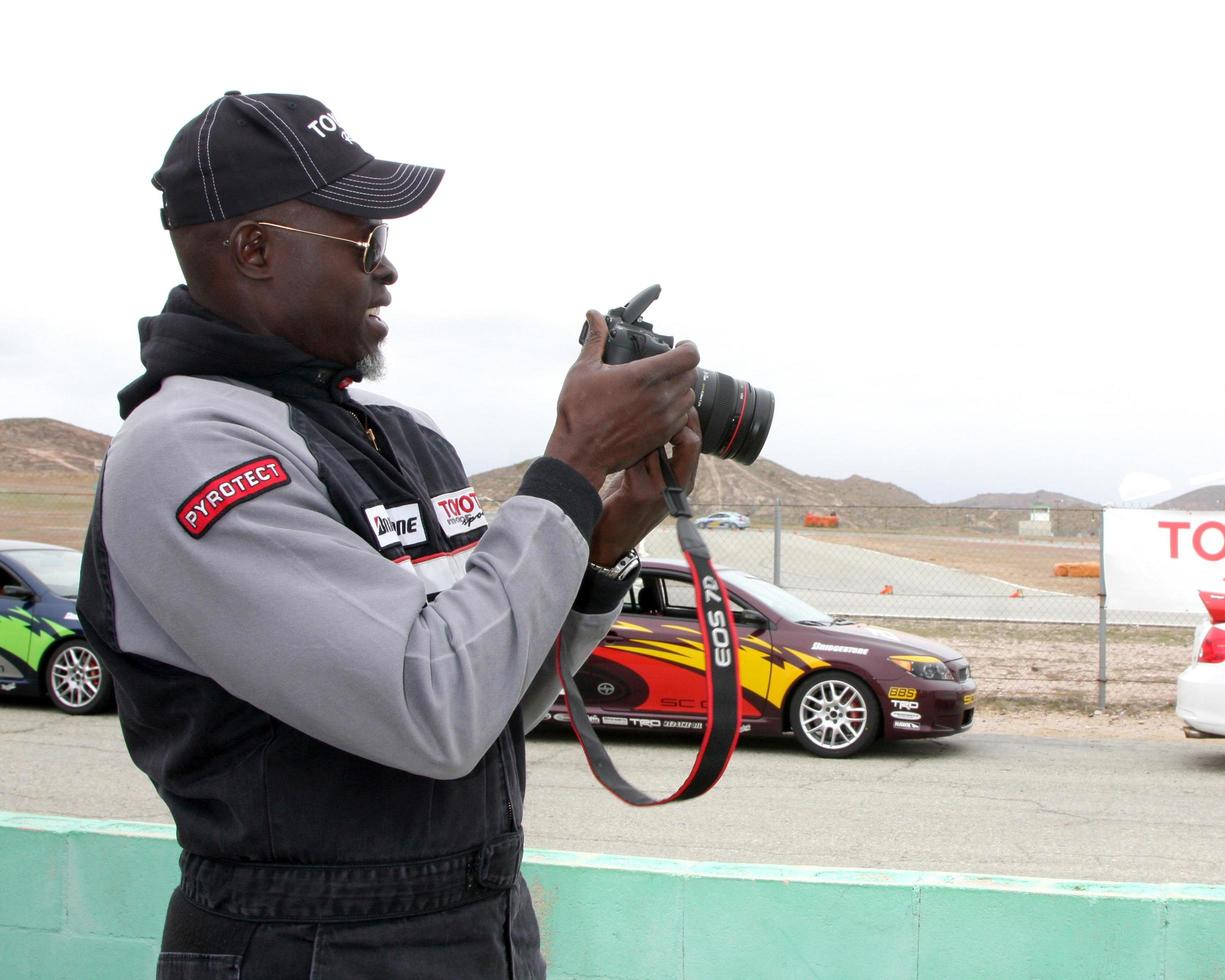 los angeles, mar 19 - djimon hounsou a il toyota professionista celebrità gara formazione sessione a salice molle autostrada su marzo 19, 2011 nel rosamondo, circa foto