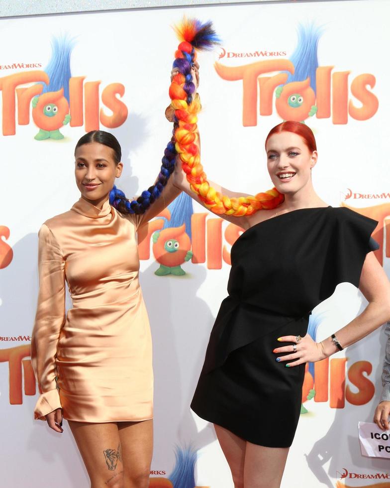 los angeles, ott 23 - icona pop, aino Jaco, carolina hjelt a il troll prima a villaggio Teatro su ottobre 23, 2016 nel Westwood, circa foto