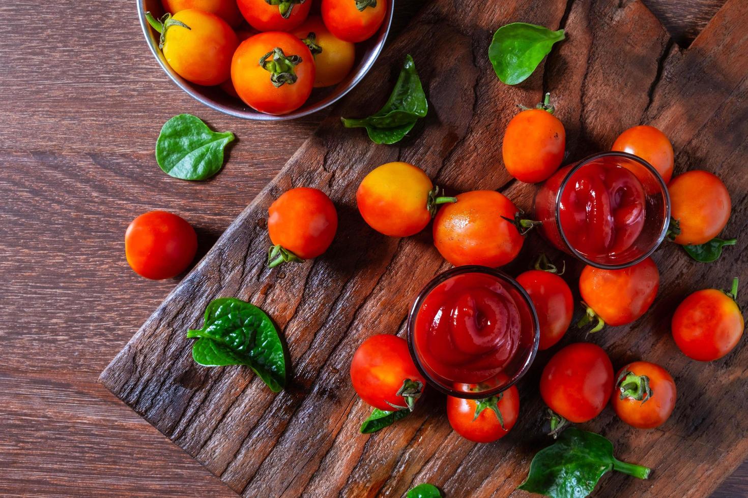 pomodori freschi con salsa di pomodoro foto