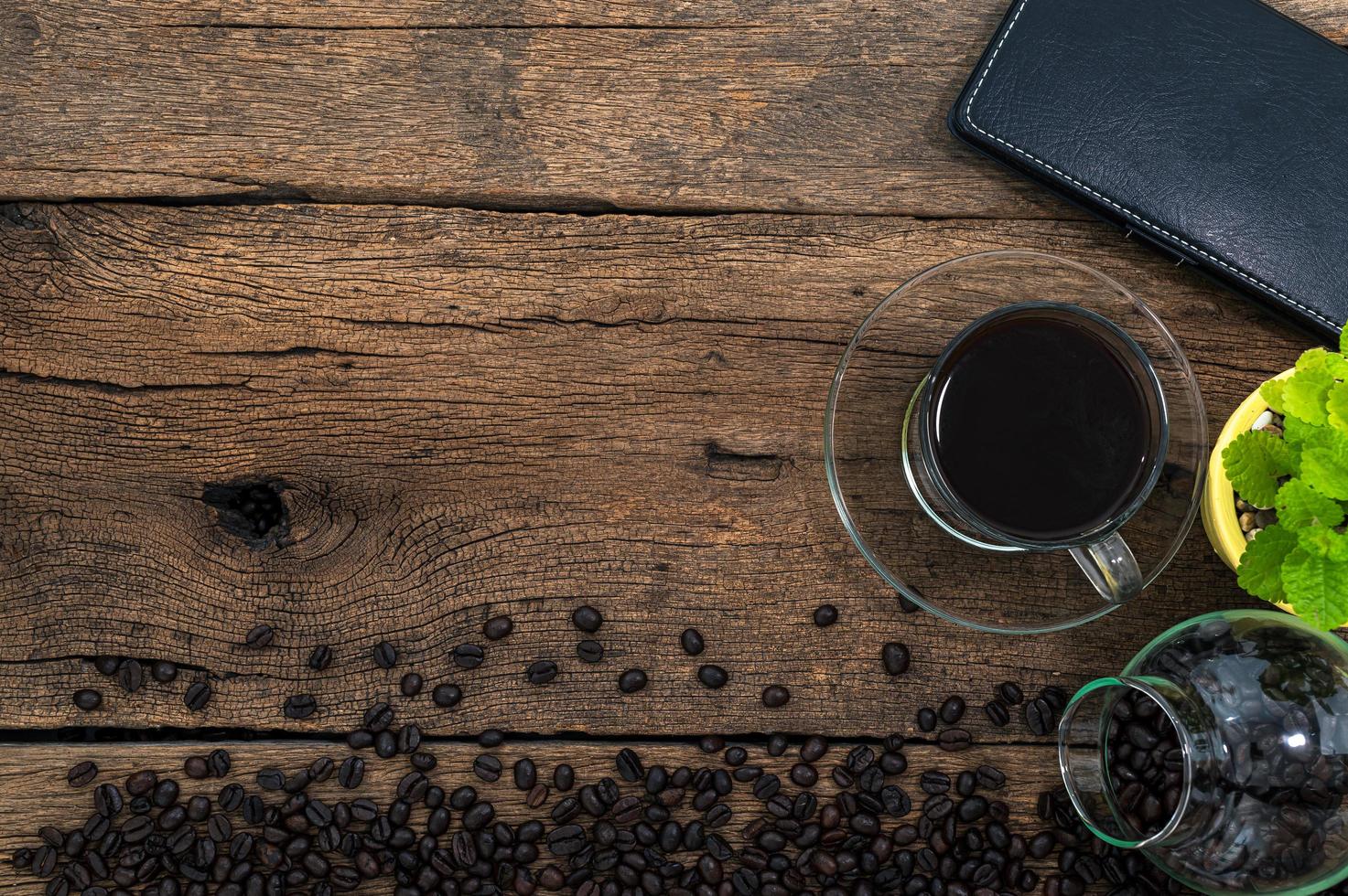 taccuino e chicchi di caffè sulla scrivania foto