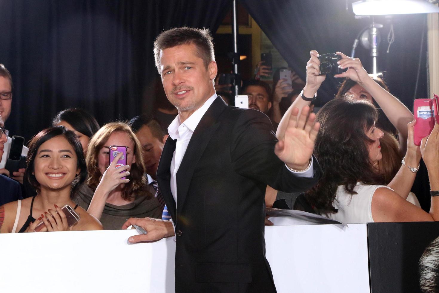 los angeles, nov 9 - Brad pitt, fan a il alleato fan selezione a il villaggio Teatro su novembre 9, 2016 nel Westwood, circa foto