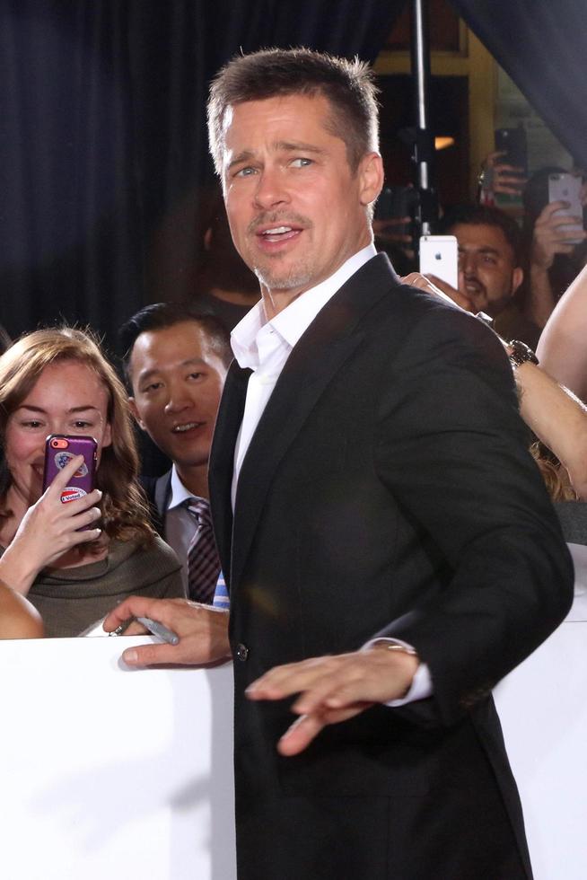 los angeles, nov 9 - Brad pitt, fan a il alleato fan selezione a il villaggio Teatro su novembre 9, 2016 nel Westwood, circa foto