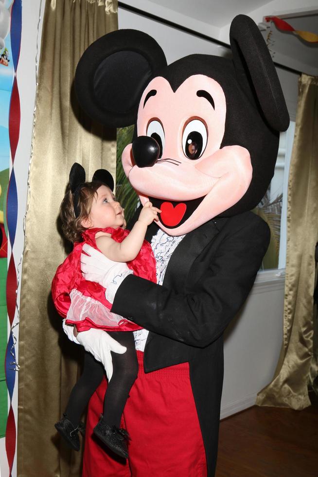 los angeles, dec 4 - amelia bailey, Topolino topo personaggio a il amelia bailey S 1 ° compleanno festa a privato residenza su dicembre 4, 2016 nel studio città, circa foto