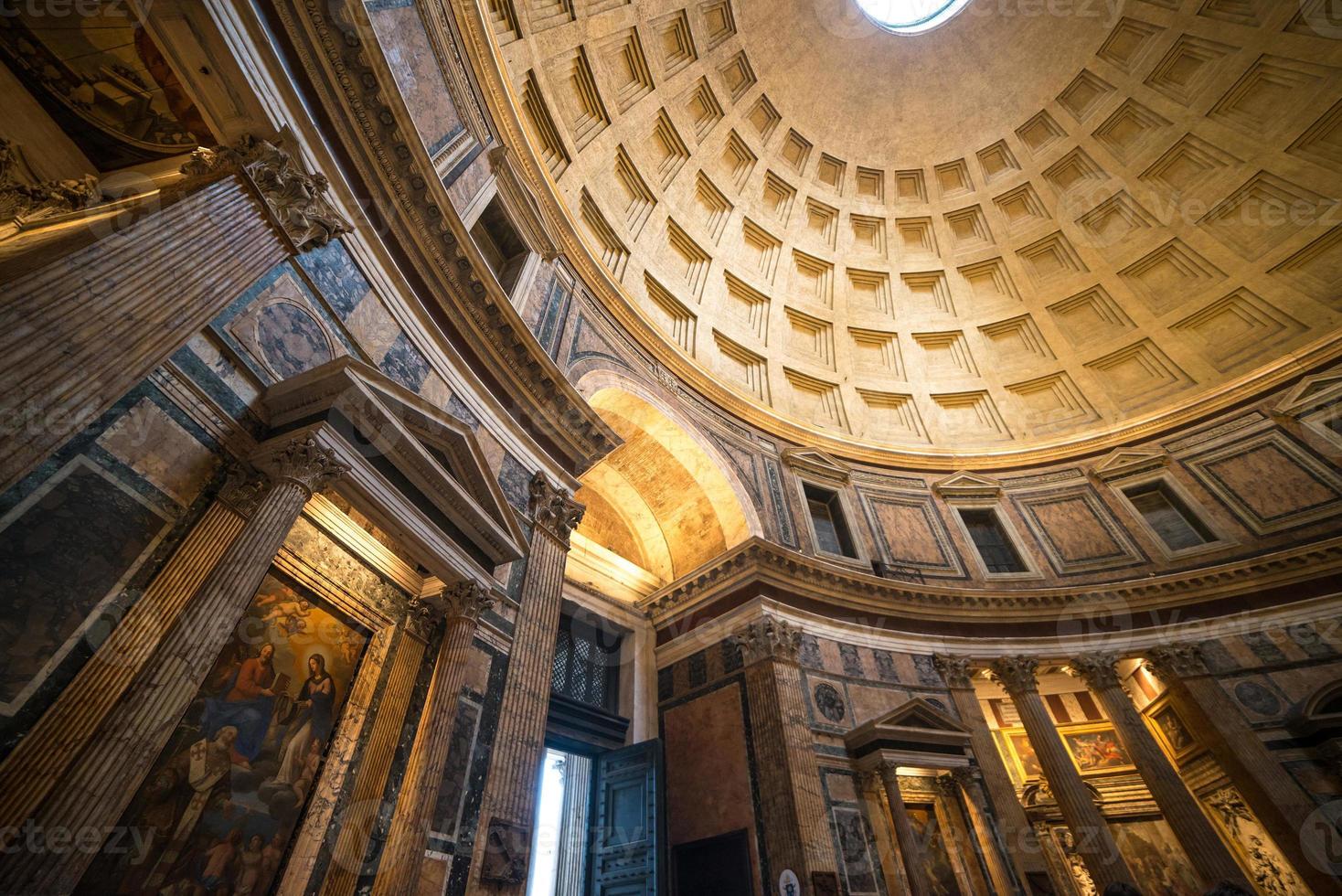 interno del pantheon di roma foto