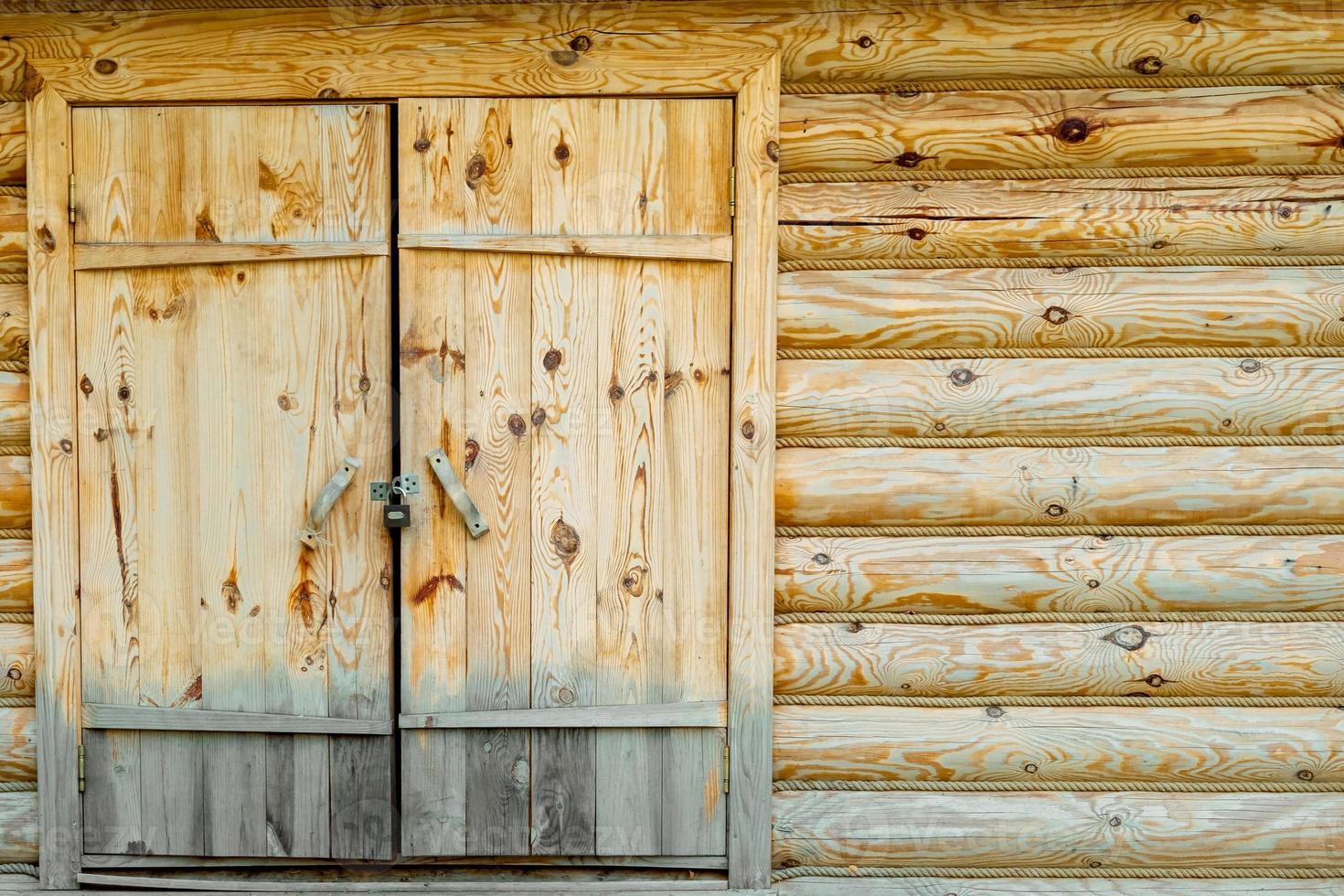 vecchio di legno porta. di legno cancello. lucchetto. fienile cancelli. russo tradizionale architettura. foto