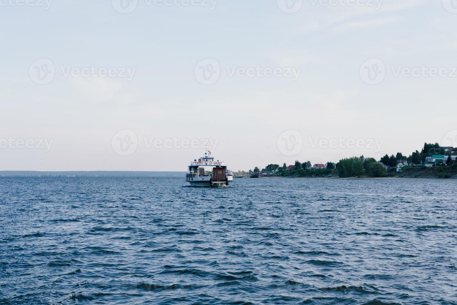 barca nel il oceano. solitario barca su il orizzonte a mare. mare viaggio di barca. riposo a il mare. pesca barca a fiume. commercio relazioni a mare foto