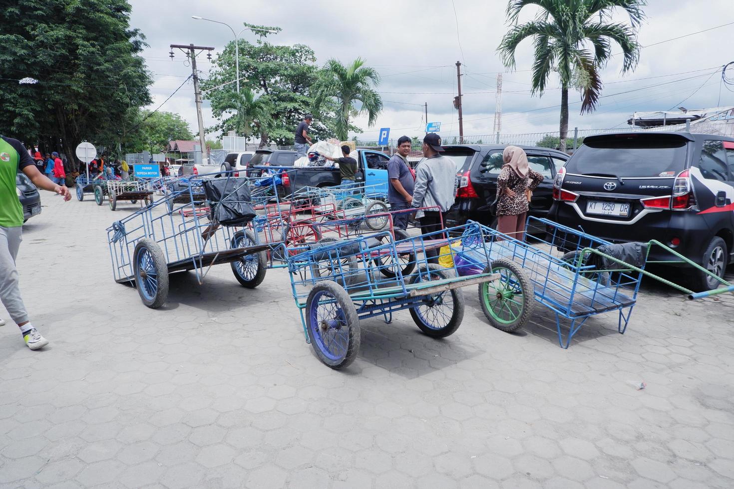 Caricamento in corso e scarico carrelli di passeggeri merce a il porta di bontan, est Kalimatan, Indonesia. novembre 09 2022 foto