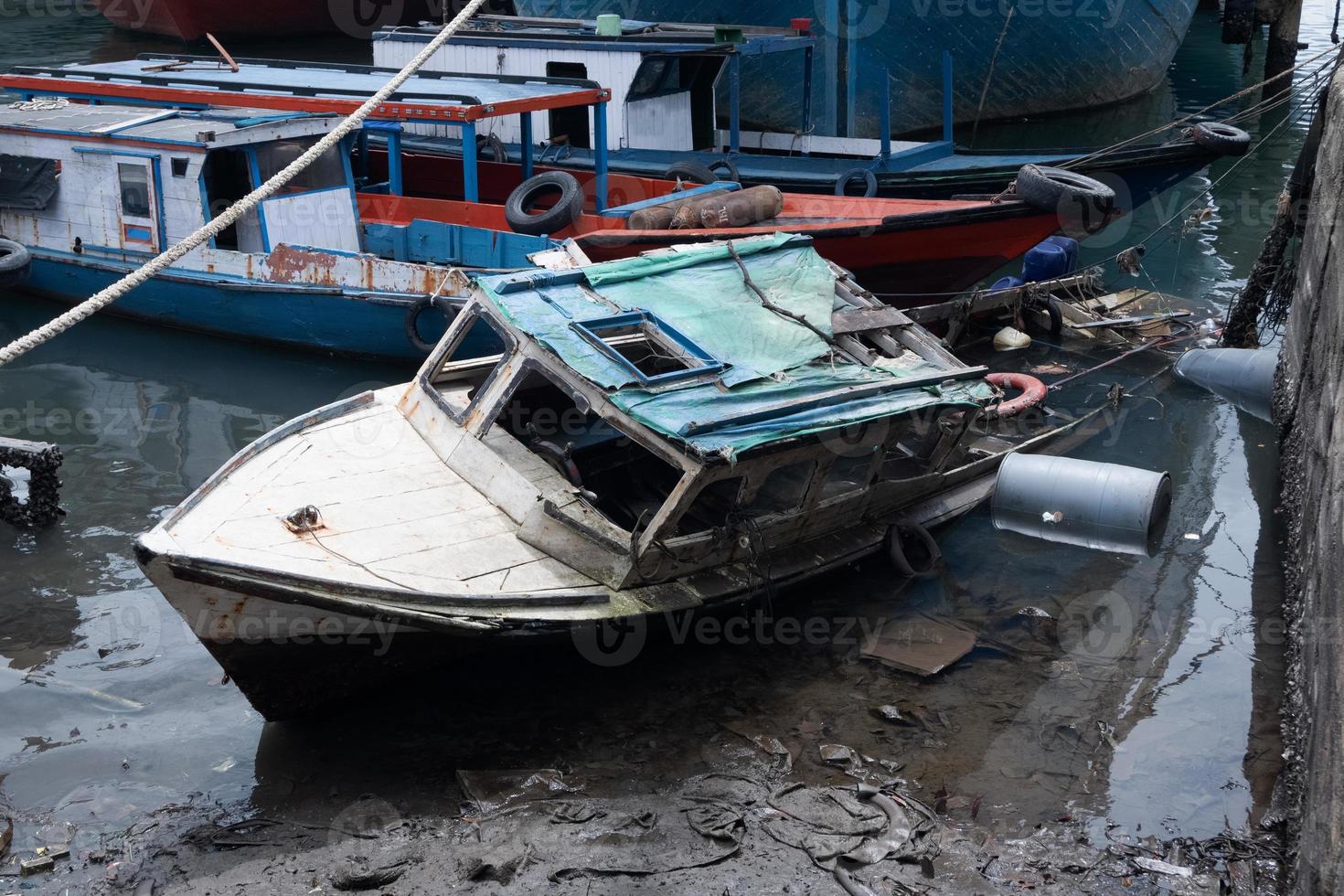 selettivo messa a fuoco su pesca Barche quello affondò su il spiaggia, danneggiato navi divennero spazzatura a mare foto