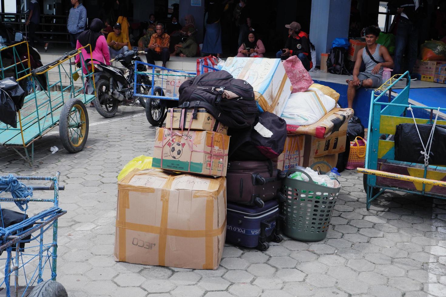 Caricamento in corso e scarico carrelli di passeggeri merce a il porta di bontan, est Kalimatan, Indonesia. novembre 09 2022 foto