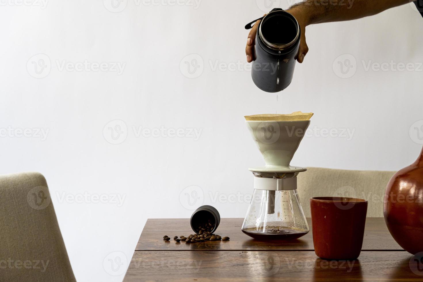 macinacaffè vintage. vecchio macinino da caffè in legno e metallo retrò  azionato a mano. macinacaffè manuale per macinare i chicchi di caffè. sullo  sfondo di legno vecchio. 10223399 Stock Photo su Vecteezy