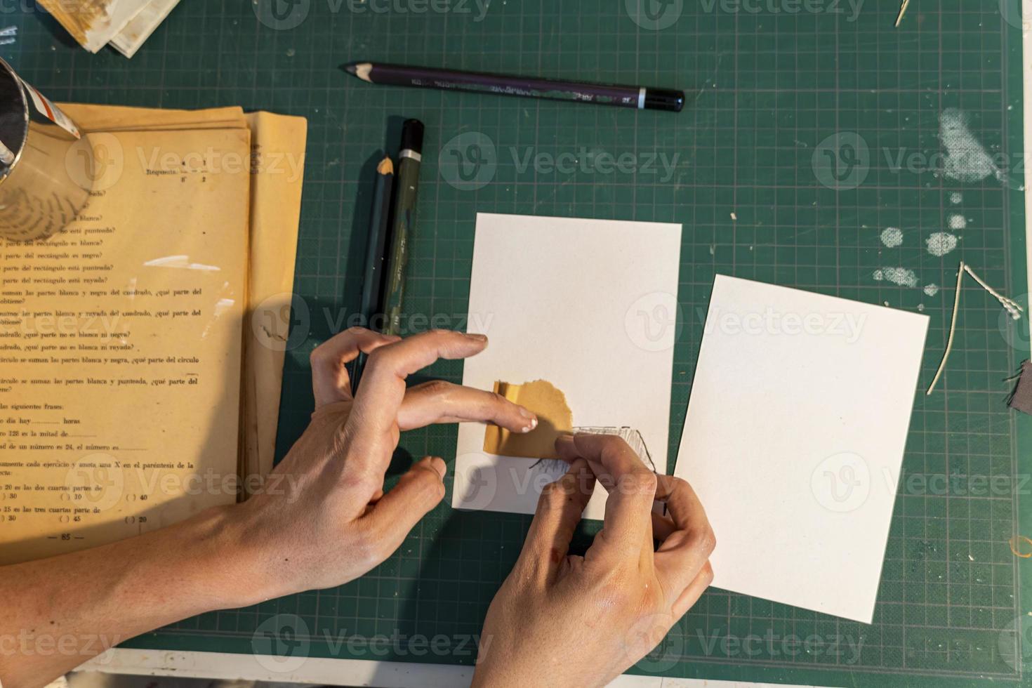 artisti officina. tela, dipingere, spazzole, tavolozza coltello dire bugie su il tavolo. foto