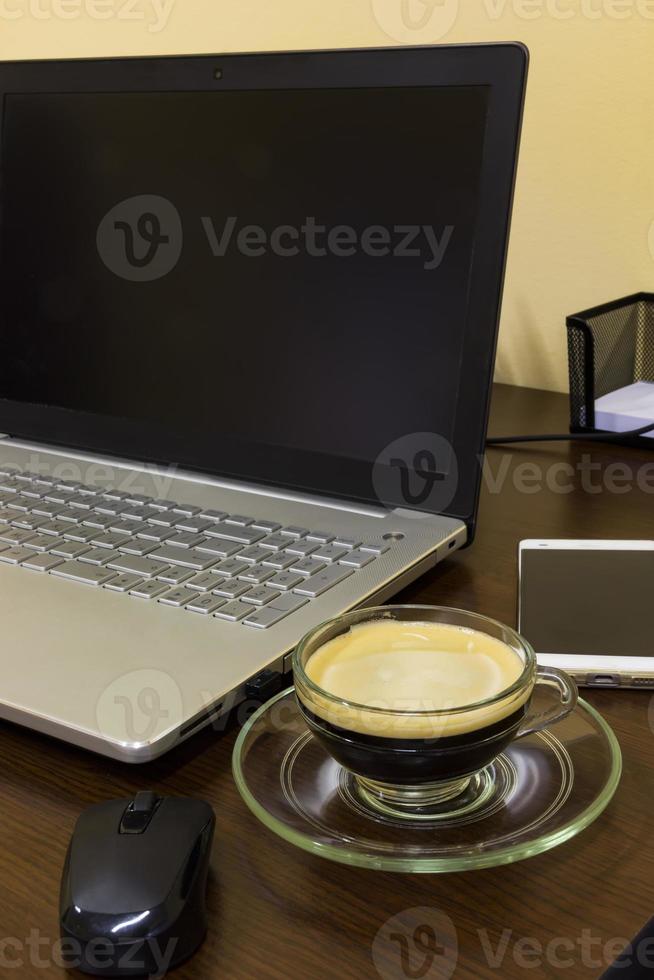 confortevole Lavorando posto nel ufficio con mouse, telefono e tazza di caffè su scrivania, telefono e tazza di caffè su scrivania foto