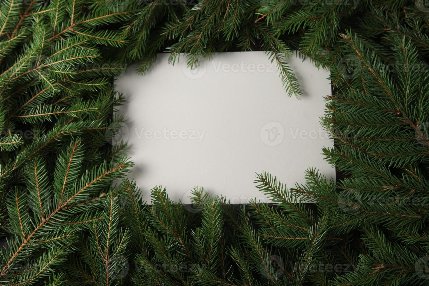 vacanze saluto carta o bandiera composizione con pino albero rami. allegro Natale sfondo e contento nuovo anno 2023. foto