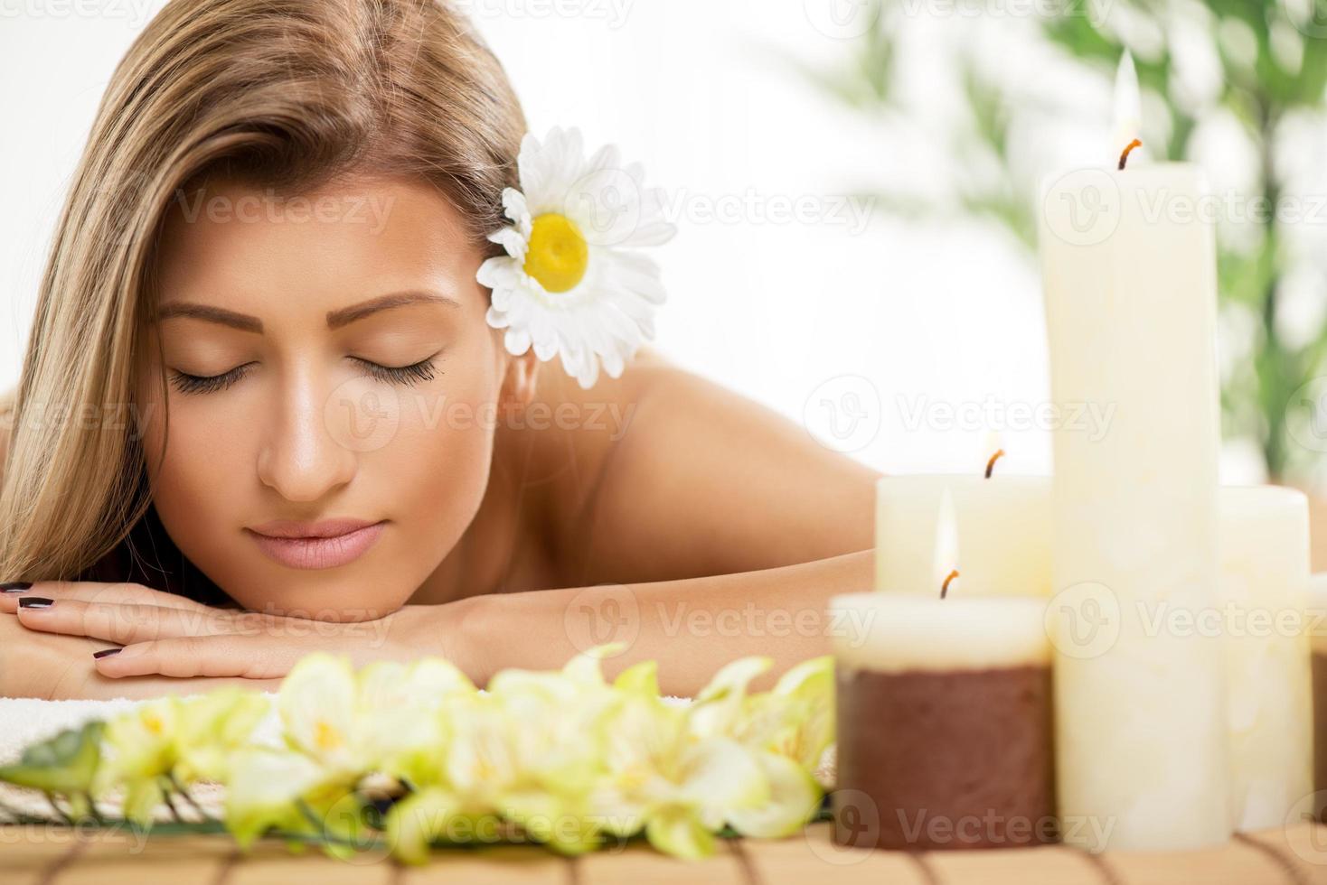 bellissimo donna nel il terme centro foto