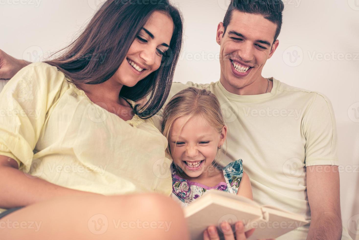 famiglia felice a casa foto