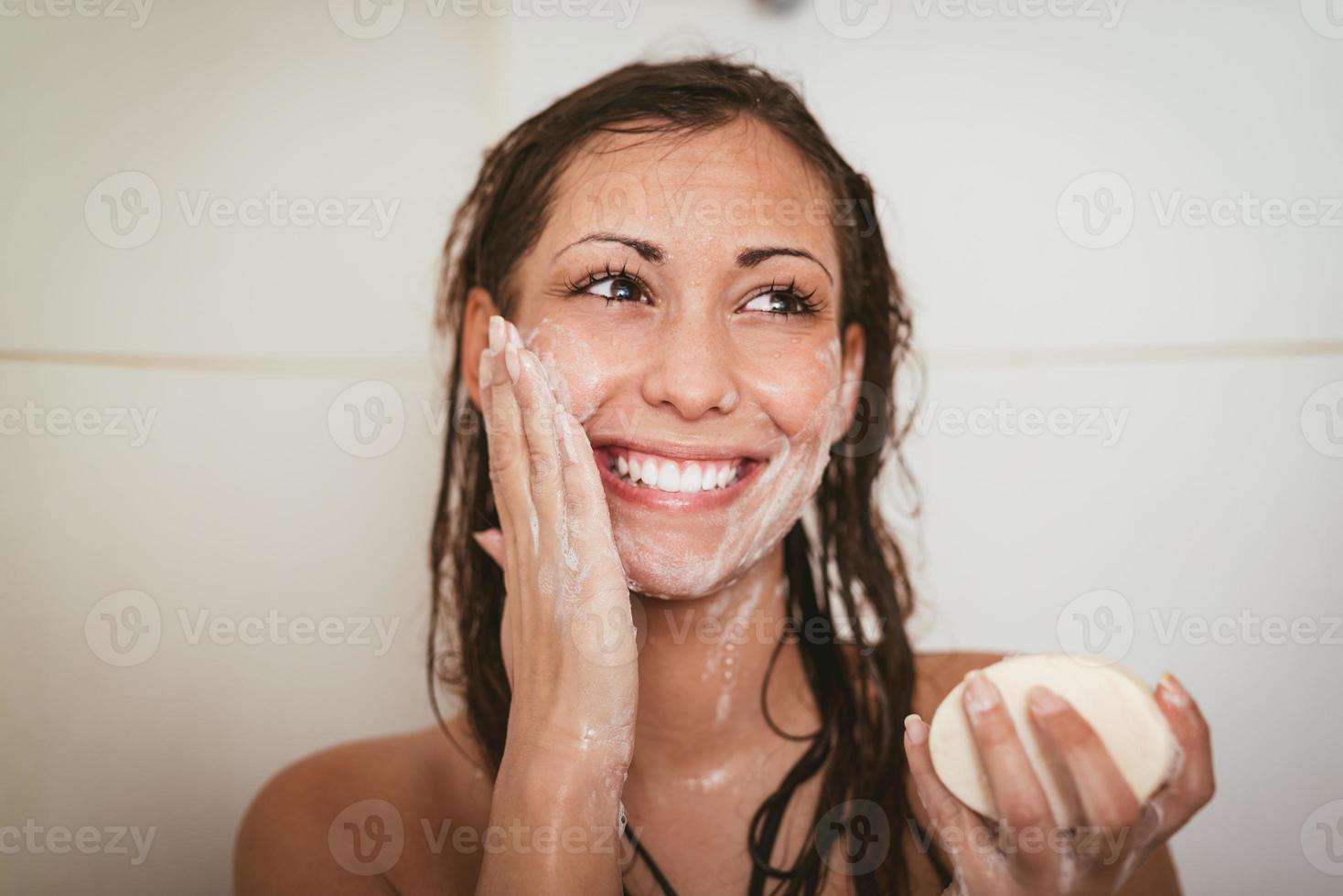 ragazza lavaggio viso foto