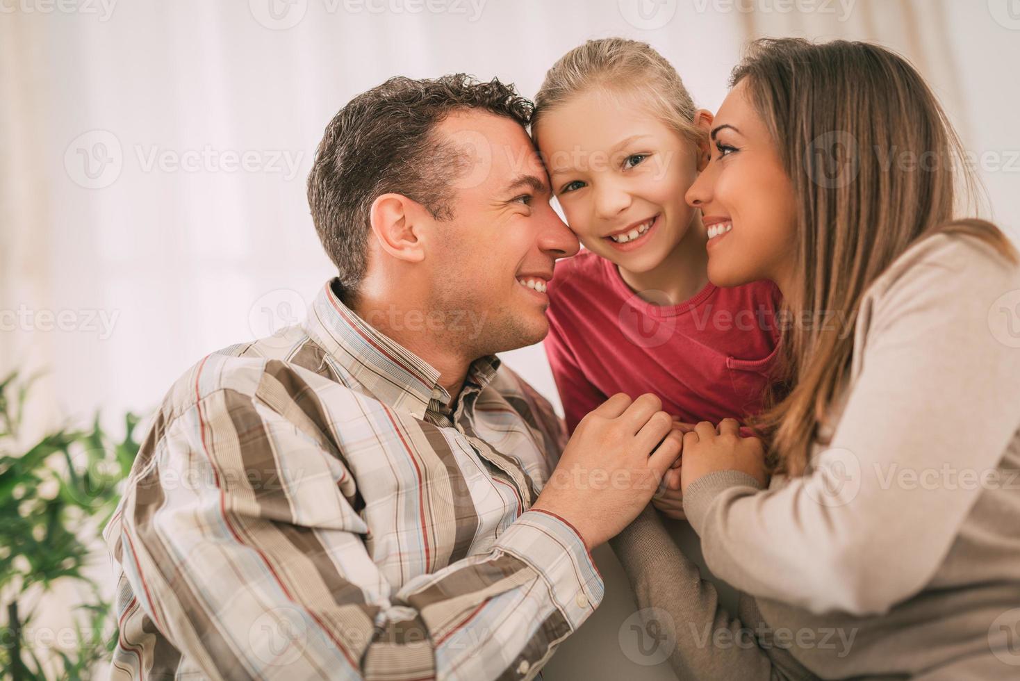 famiglia felice a casa foto