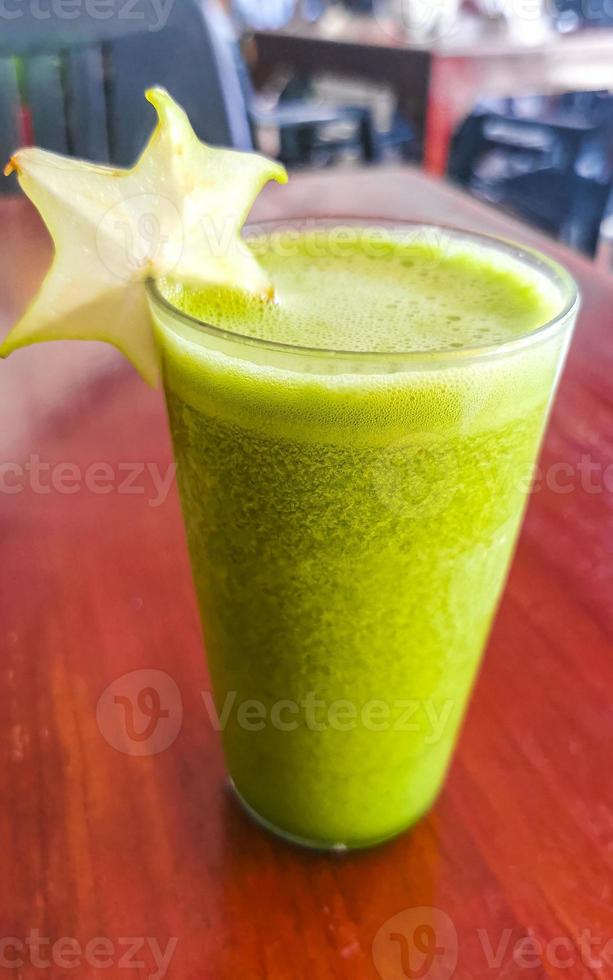 verde salutare succo frullato nel vaso nel puerto escondido Messico. foto