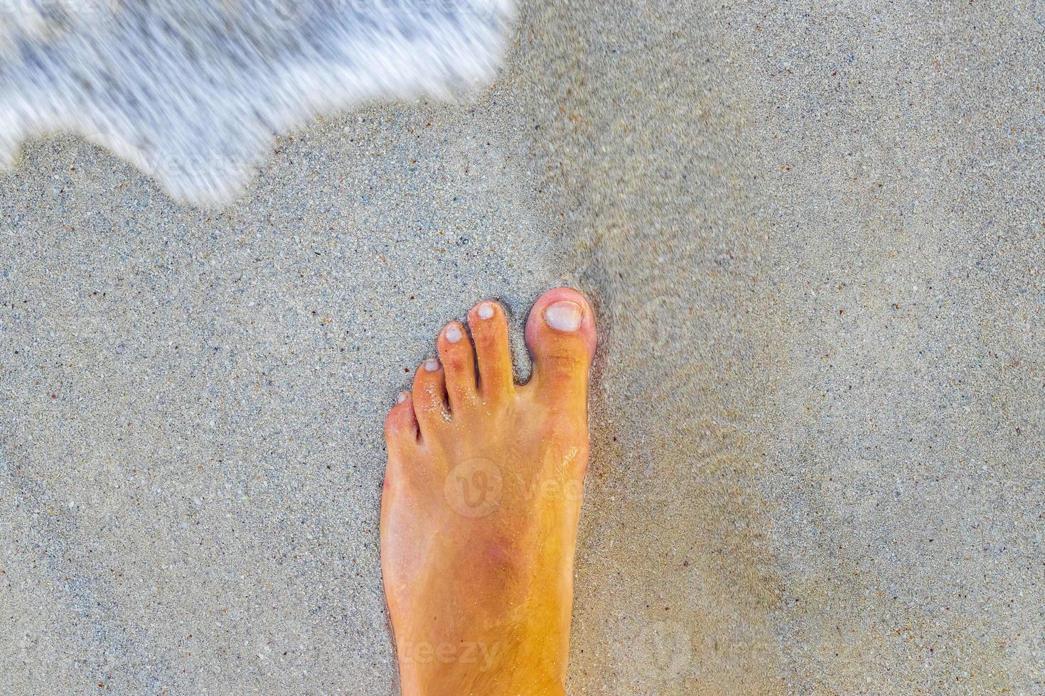 a piedi a piedi nudi su il spiaggia sabbia di il acqua Messico. foto