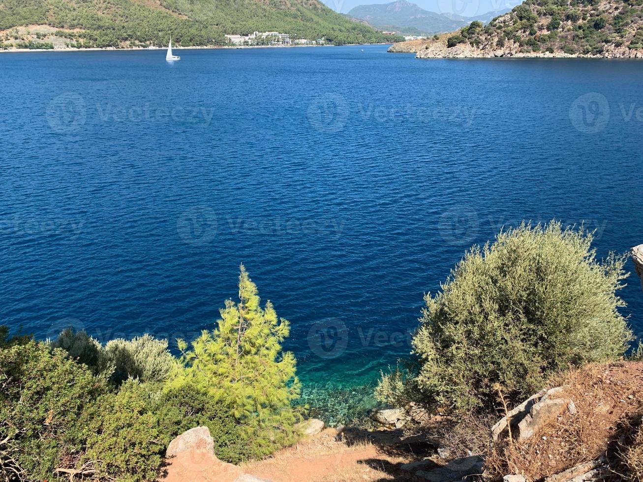 panoramico Visualizza di mare baia e montagna isole foto